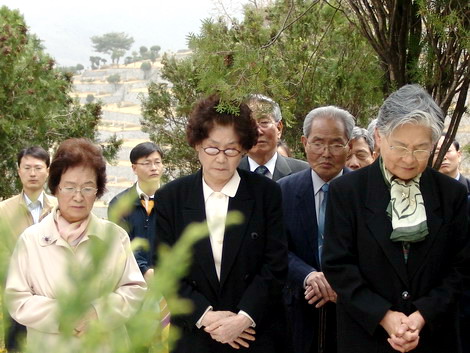 왼쪽부터 고 송상진 선생 부인 김진생 여사, 고 하재완 선생 부인 이영교 여사, 고 도예종 선생 부인 신동숙 여사 